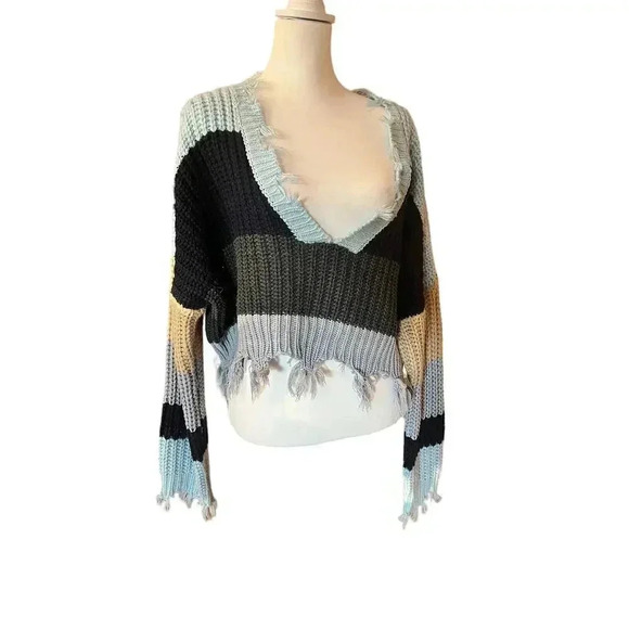 Leeli + Lou tattered oversized v neck sweater size medium - Picture 5 of 6